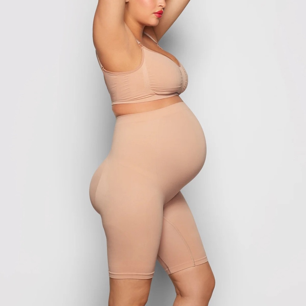 Skims SCULPTING SHORT MID THIGH- Maternity